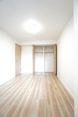 【洋室】 | 【上質リノベ】サーパス沼田 | 【洋室約6.0帖】
どんな家具や敷物でも部屋に馴染みやすく、
コーディネートがし易そうですね。
配置も柔軟に対応できるので身の回りの整理もし易い！
自分好みの空間に出来そうですね！