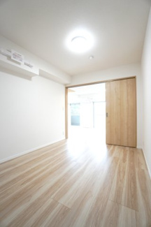 【洋室】 | 【上質リノベ】サーパス沼田 | 【洋室約5.1帖】
在宅勤務・リモートワークの書斎や、
趣味やくつろぎのスペースとしても。
家族と一緒に楽しい時間を過ごす中にも、
一人でくつろげる時間と場所は特に良いですね。