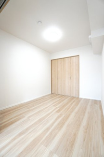 【洋室】 | 【上質リノベ】サーパス沼田 | 【洋室約5.1帖】
将来、ライフスタイルや家族構成が変わった時等、
第2子供部屋としても活用できそうですね！
勿論、壁掛けエアコンも取付が出来ますので、
快適な居室環境で過ごせそうです！