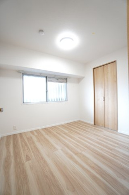 【洋室】 | 【上質リノベ】サーパス沼田 | 【洋室約4.8帖】
居室にはクローゼットを完備。
自由度の高い家具の配置が叶うシンプルな空間です。
お子様の成長と人数と共に必要になる
子供部屋にもぴったりの間取りですね。