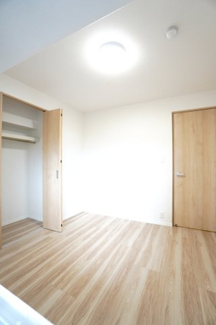 【洋室】 | 【上質リノベ】サーパス沼田 | 【洋室約4.8帖】
こども部屋をコーディネート！このぐらいの広さがあれば、 
お子さんの好きな色やモチーフを使ったコーディネートで、
勉強もお片付けも全部楽しいお気に入りの空間にしていけそうですね！