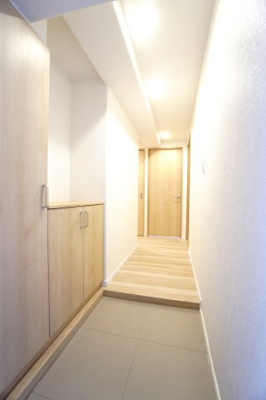 【玄関】 | 【上質リノベ】サーパス沼田 | 【玄関ホール】
人を迎え入れる最初の場所だからこそ、
清潔感があり纏まった空間にして頂ける様に
大型シューズBOXを設置。
照明はオートライト。消し忘れや
出入りが暗くならなく済みます！