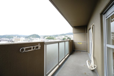 【バルコニー】 | 【上質リノベ】サーパス沼田 | 【バルコニー】
リビング全面が接するワイドバルコニー。
前面の建物が邪魔することなくよく陽が当たり、お洗濯物もすぐ乾きそう！
この位の広さがあると、エアコン室外機を置いても十分なスペースを保てます。