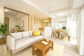 【居間・リビング】 | 【上質リノベ】サーパス沼田 | 【約15.9帖LDK】
今回のリノベーションスタイルは「ナチュラルモダン」
無駄のないシンプルなラインと、落ち着いた色調が特徴ですが、
どこかデザイナーズリノベのような感じにもなっています。