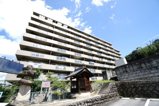 【外観】 | 【耐震性】
耐震性の高さを判断するポイントは、
建築確認申請日が1981年6月1日以降の
新耐震基準に適合しているかどうか。
震度６程度の大地震でも
建物が崩壊しないレベルが基準になりました。