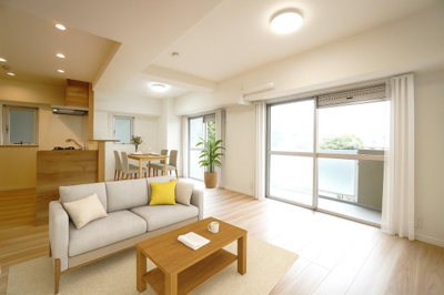 【居間・リビング】 | 【上質リノベ】サーパス沼田 | 【約15.9帖】
 ナチュラルな素材感とモダンなシルエットが組合さり
 温かみと洗練された印象となっています。
 バルコニーからの陽ざしがリビング全面に広がり
 一日中明るい日差しが差し込みます