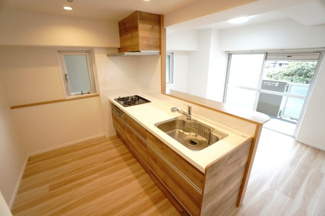 【キッチン】 | 【上質リノベ】サーパス沼田 | 【キッチンルーム】
今回のキッチンは料理をすることが楽しみになる心地よさで
家族みんなが使いたくなるようなワクワクいたします。
また、リビングから手元が見えないように配慮されたデザインも嬉しい♪