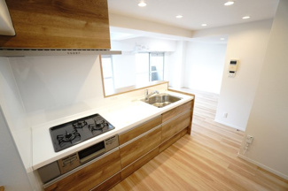 【キッチン】 | 【上質リノベ】サーパス沼田 | ☆キッチンの特徴☆
・クリナップ社製
・アクリストンワークトップ
・浄水器一体型ハンドシャワー水栓
・一度に5人分食器洗い乾燥機は後付け可能
・フラットスリムレンジフード
・換気扇幕板が他の面材と同色