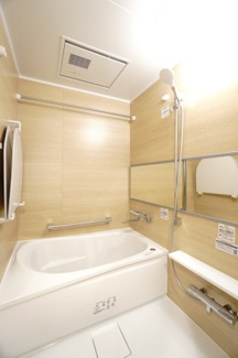 【浴室】 | 【上質リノベ】サーパス沼田 | 【バスルーム】
TOTO社製RWシリーズは
「ゆるリラ浴槽」「カラリ床」で独自の技術によりバスタイムを
よりよく演出してくれます！
更に、浴室暖房乾燥機が標準設備！
お手入れが楽なシステムバスです。