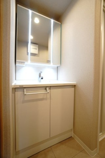 【独立洗面台】 | 【上質リノベ】サーパス沼田 | 【コスメカウンター】
Panasonic社製！
「美ルックツインラインLED照明」は、
従来の照明より自然な肌の色に見える照明。
肌の色味を美しく引き立て、
洗面ボウルも広くメイクの時間をより素敵に。