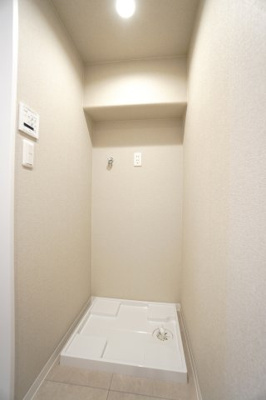 【独立洗面台】 | 【上質リノベ】サーパス沼田 | 【パウダールーム】
嬉しい、タオル掛け付きの2段可動式のリネンラック。
しかも装着が楽なワンタッチ式の給水栓！
洗濯機置場はドラム式の洗濯機も入るサイズですが、
お手持ちのサイズが入るか要確認です！