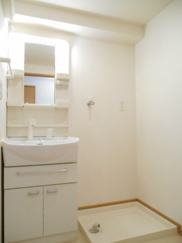 エレガンラルジュⅡの洗面所|明るい洗面所です