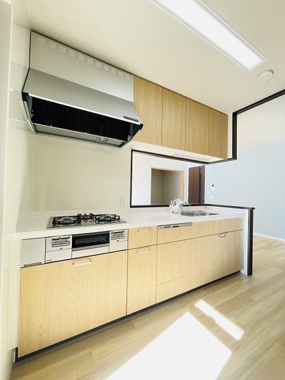 【キッチン】 | アーバンパレス春日原ソレイユ | リビングが見渡せコミュニケーションがとりやすい対面キッチン！左側からはバルコニーへも行き来でき便利です