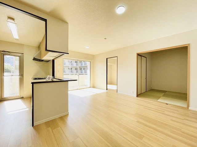 【居間・リビング】 | アーバンパレス春日原ソレイユ | 隣の和室の扉を解放すると更にゆったりしたLDKに。