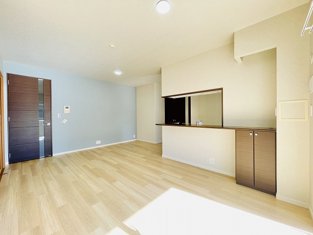 【居間・リビング】 | アーバンパレス春日原ソレイユ | ものが多いLDKにも収納があるので片付け・整理整頓がしやすいです
キッチン横にあるのでパントリー代わりにも◎