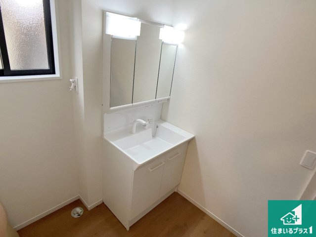 姫路市飾磨区今在家　第1期　新築一戸建ての独立洗面台|清潔感のある洗面台です。フラットな鏡は掃除がしやすく毎日清潔！鏡裏には収納があるのでスッキリとした洗面台が保てます。