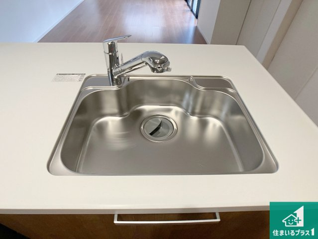 姫路市飾磨区今在家　第1期　新築一戸建ての設備|蛇口の先端に浄水器を内蔵しています！原水と浄水、お湯と冷水、シャワーの切替えがワンタッチなので用途によって使い分けられます。