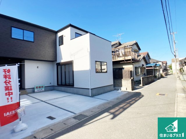 姫路市飾磨区今在家　第1期　新築一戸建ての前面道路含む現地写真|周辺は閑静な住宅街！前面道路広々で車の出し入れも便利です。駐車が苦手な方でも安心して車庫入れできます！