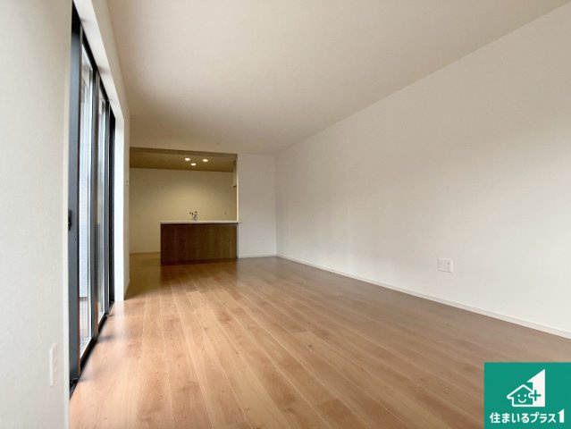 姫路市飾磨区今在家　第1期　新築一戸建ての居間・リビング|日当たり良好の明るいリビングで朝の目覚めもスッキリできそう！対面キッチンでご家族のコミュニケーションも自然と増える設計！小さなお子様が遊ぶスペースを作っても広々とくつろげるLDK！