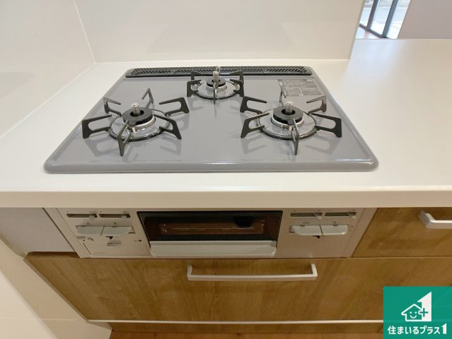 姫路市飾磨区今在家　第1期　新築一戸建ての設備|ダブル高火力Ｓｉセンサー付きコンロ！３口あるので、まとめて料理をする時も大活躍！