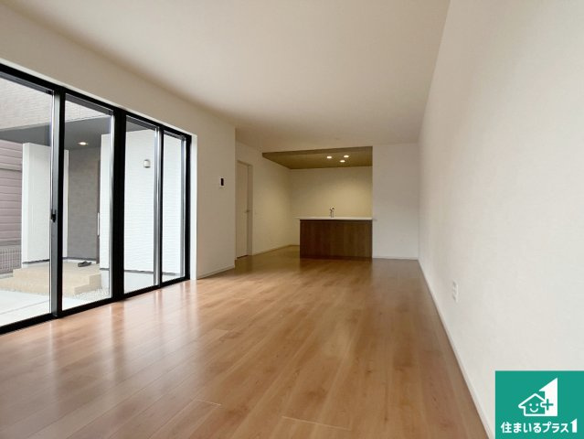 姫路市飾磨区今在家　第1期　新築一戸建ての居間・リビング|日当たり良好の明るいリビングで朝の目覚めもスッキリできそう！対面キッチンでご家族のコミュニケーションも自然と増える設計！小さなお子様が遊ぶスペースを作っても広々とくつろげるLDK！