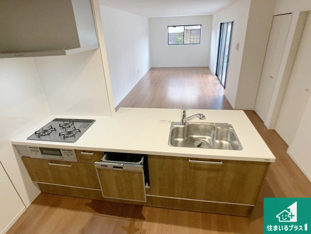 姫路市飾磨区今在家　第1期　新築一戸建てのキッチン|子供を見守りながらお料理が出来るため家族のコミュニケーションか増えます♪スペースが広く確保されている為お子様が大きくなったときは一緒に料理を楽しめます♪