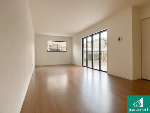 姫路市飾磨区今在家　第1期　新築一戸建ての居間・リビング|明るいリビングで朝の目覚めもスッキリできそう！対面キッチンでご家族のコミュニケーションも自然と増える設計！小さなお子様が遊ぶスペースを作っても広々とくつろげるLDK！