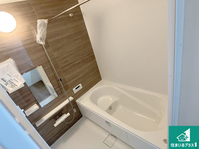 姫路市飾磨区今在家　第1期　新築一戸建ての浴室|足をゆったり伸ばして寛げる浴槽です。窓が設けられていますので差し込む光が明るく穏やかな雰囲気にしてくれます♪浴室乾燥機も設置しているので、雨の日の洗濯物も安心です♪