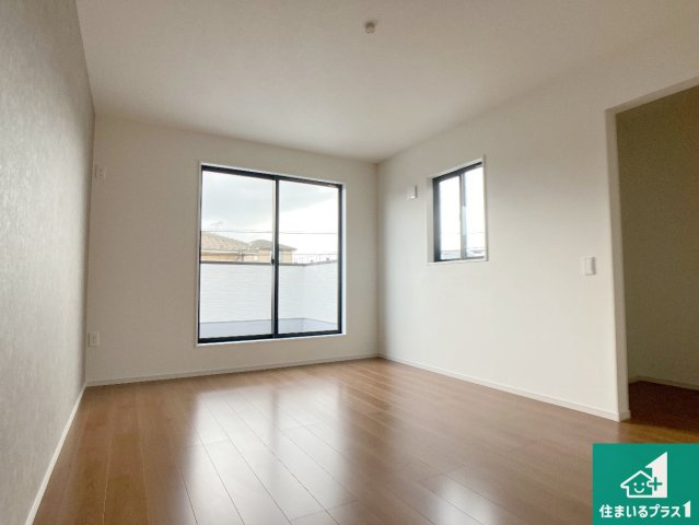 姫路市飾磨区今在家　第1期　新築一戸建ての洋室|寝室は心地よい眠りについてもらいたくて、シンプルかつ開放的な空間な設計にしています！大きな窓から差し込む日が心地いいです♪