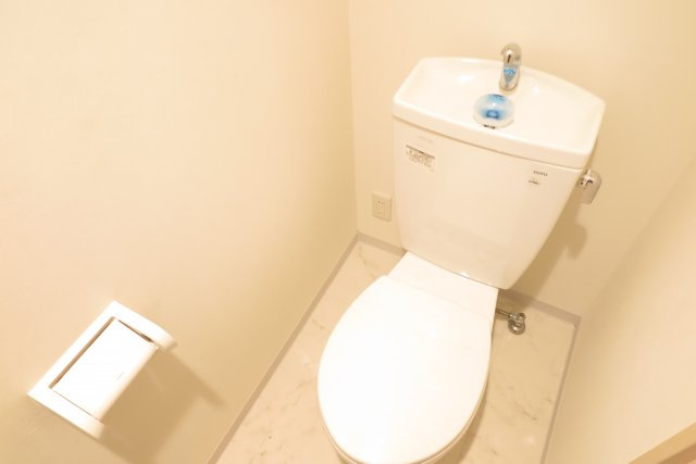 パークハウスナンバのトイレ|落ち着いた色調のトイレです