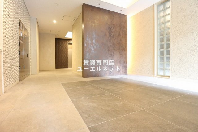 【エントランス】 | M's COMFORT ESAKA | 毎日通る場所だからこそ、洗練された空間に