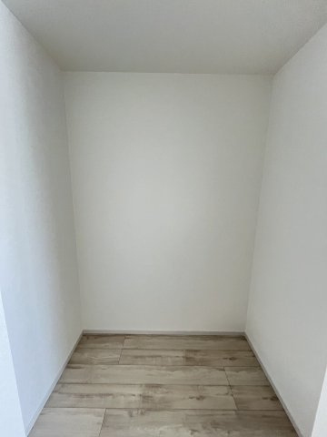 【収納】 | 福岡市南区鶴田3丁目4期　1号棟（全1棟）【仲介手数料無料・0円】 | 現地写真。ウォークインクローゼットです。