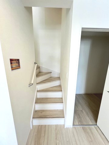 【内装】 | 福岡市南区鶴田3丁目4期　1号棟（全1棟）【仲介手数料無料・0円】 | 現地写真。2階へ上がる階段です。手摺もついて安全ですね。