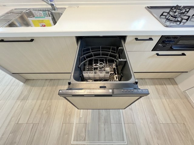 【キッチン】 | 福岡市南区鶴田3丁目4期　1号棟（全1棟）【仲介手数料無料・0円】 | 現地写真。食洗器が付いてます。