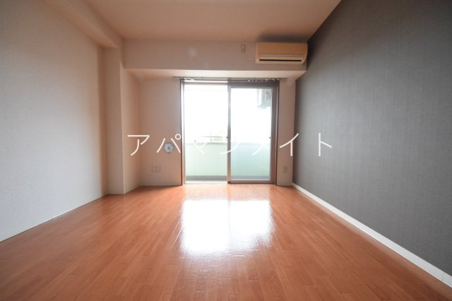 【居間・リビング】 | GLOIREMANSION | 使い勝手の良いお部屋です！