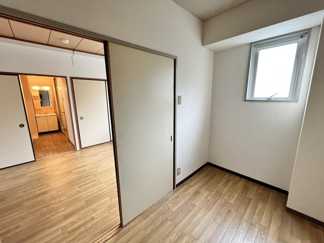 ハイライフ東生駒の洋室