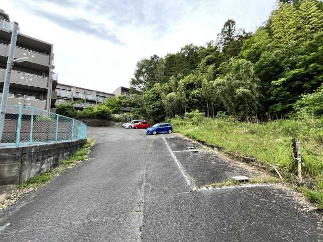ハイライフ東生駒の駐車場