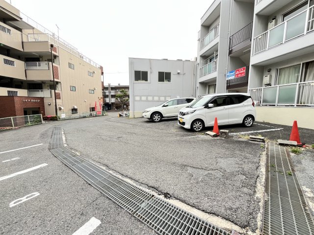 ハイライフ東生駒の駐車場