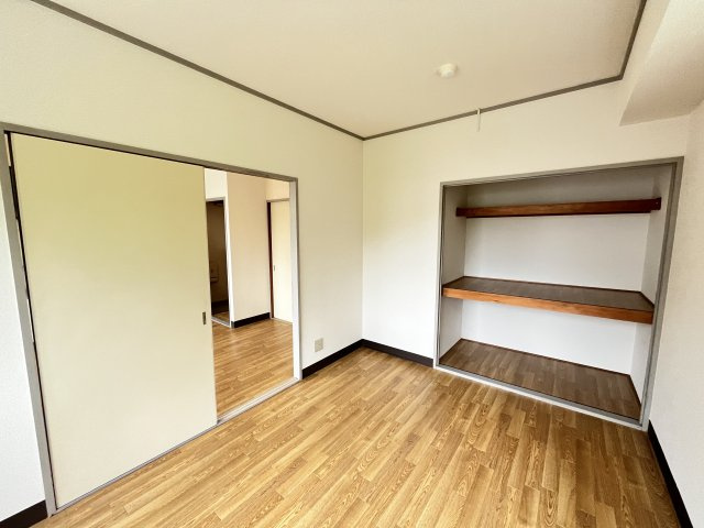 ハイライフ東生駒の洋室