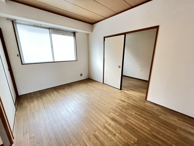 ハイライフ東生駒の洋室