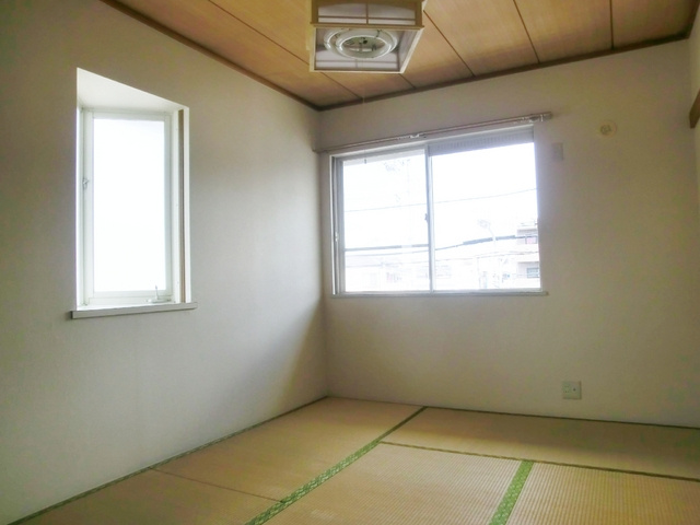 コーポ皆川の居間・リビング|２面採光の明るい和室です。