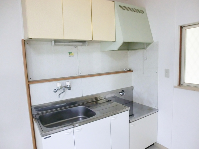 コーポ皆川のキッチン|吊り棚付のキッチンです。