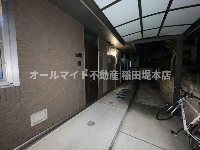 調布市調布ケ丘１丁目のアパートのエントランス