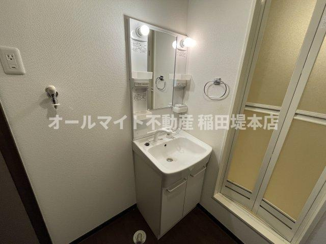 調布市調布ケ丘１丁目のアパートの洗面所