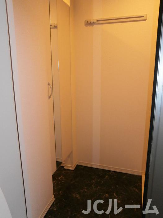 アン・アロールの玄関