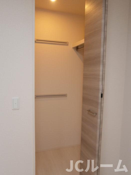 アン・アロールの収納