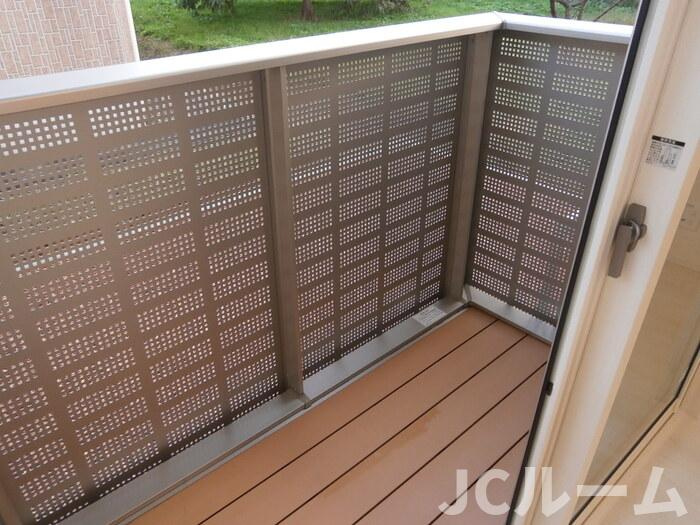 アン・アロールのバルコニー