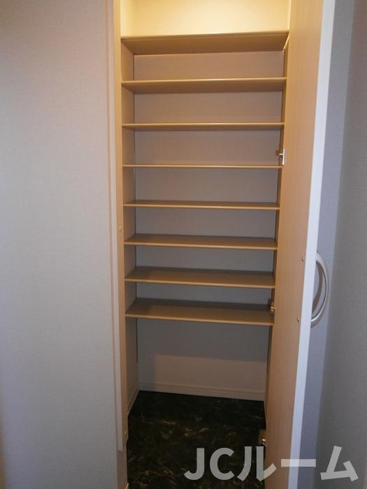 アン・アロールの収納