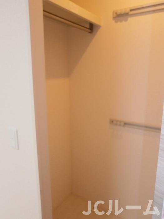 アン・アロールの収納