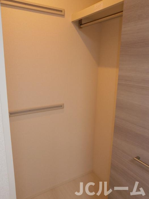 アン・アロールの収納